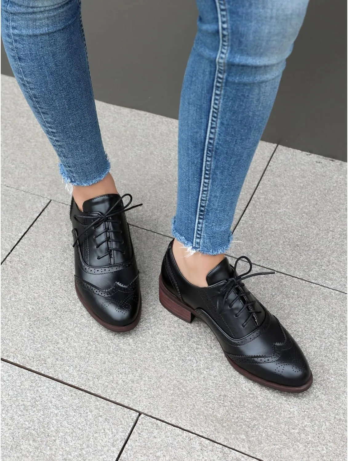 Women's Perforated Lace Up Oxfords Pumps Round Toe Low Chunky Heel Block Patchwork Wingtip Brogues Casual Comfortable Derby Saddle Shoes