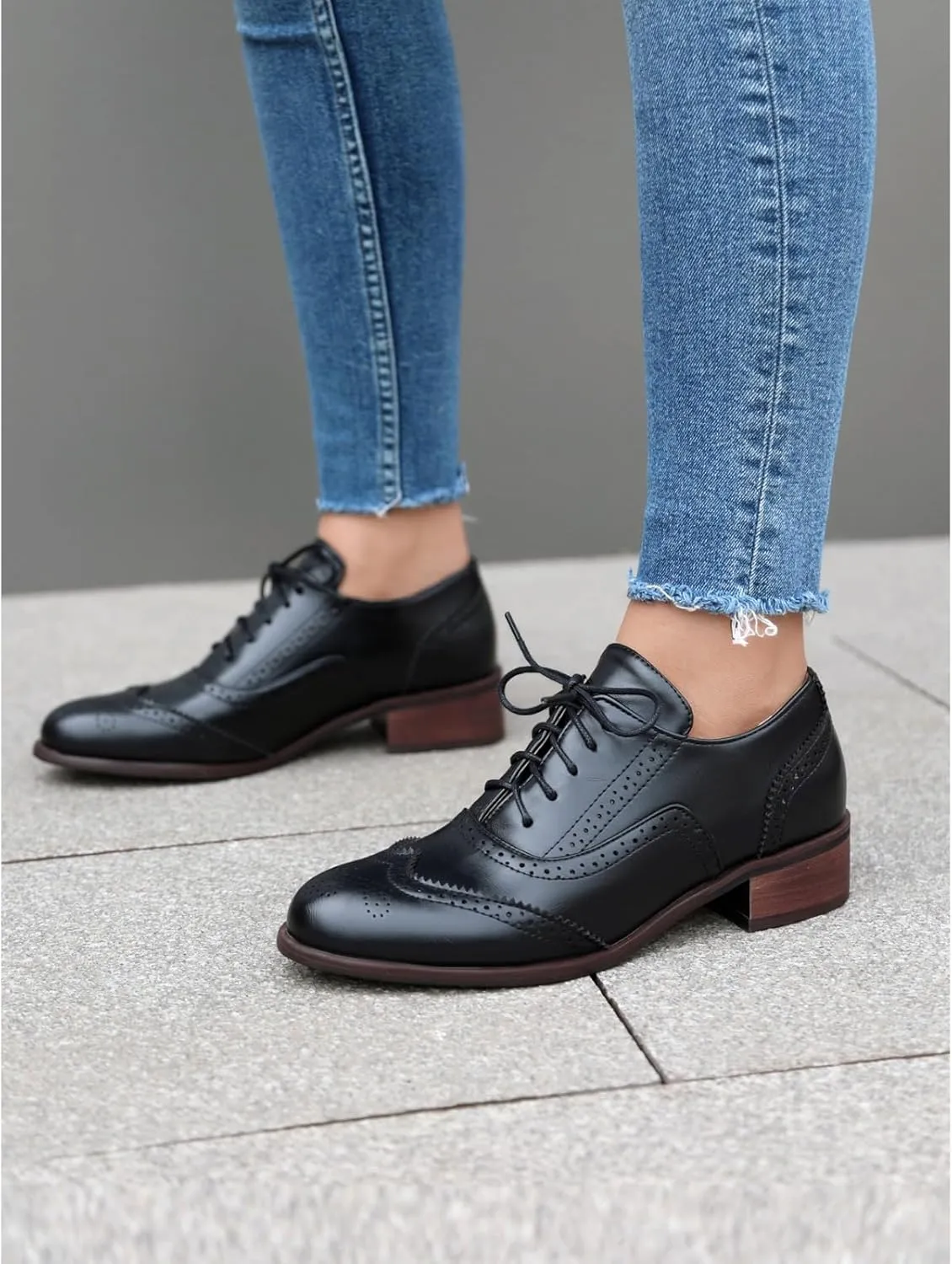 Women's Perforated Lace Up Oxfords Pumps Round Toe Low Chunky Heel Block Patchwork Wingtip Brogues Casual Comfortable Derby Saddle Shoes
