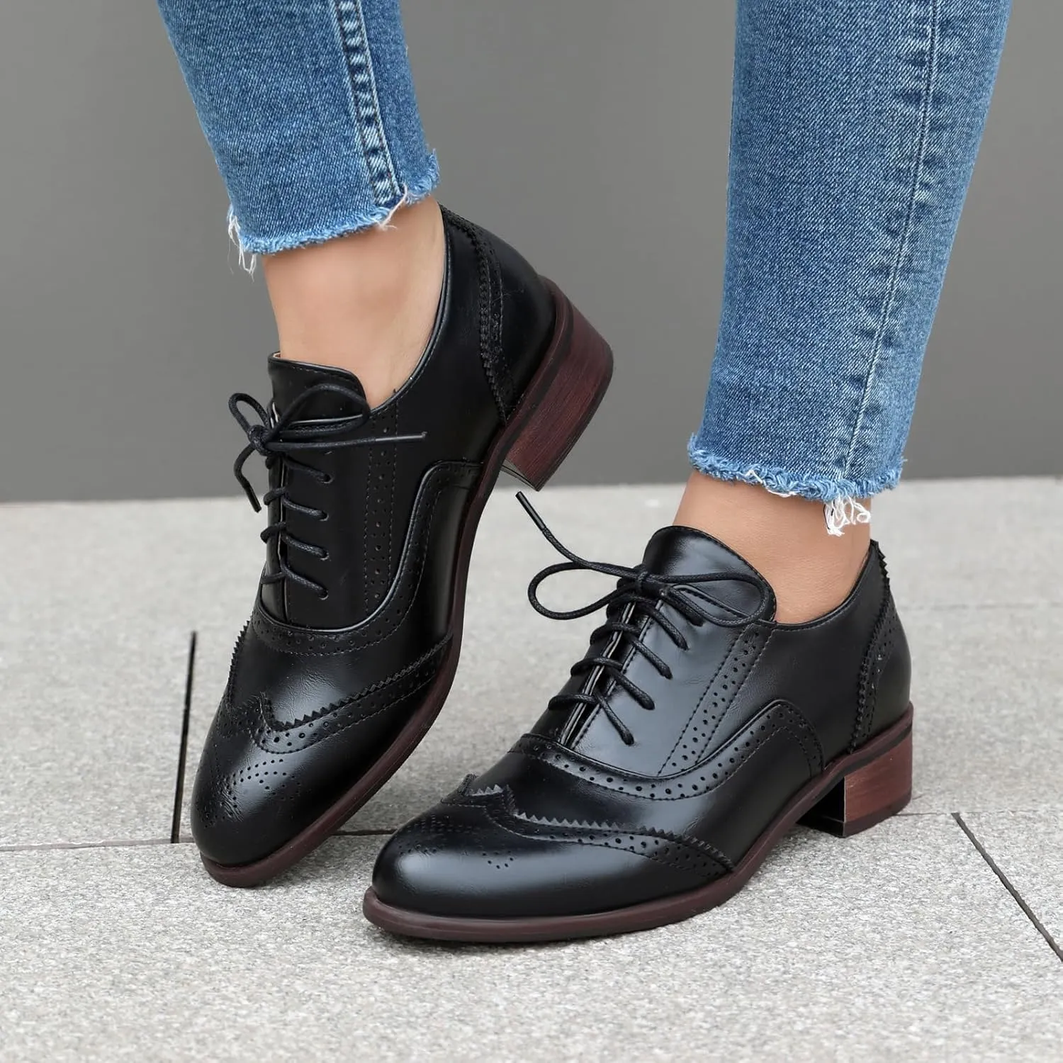 Women's Perforated Lace Up Oxfords Pumps Round Toe Low Chunky Heel Block Patchwork Wingtip Brogues Casual Comfortable Derby Saddle Shoes